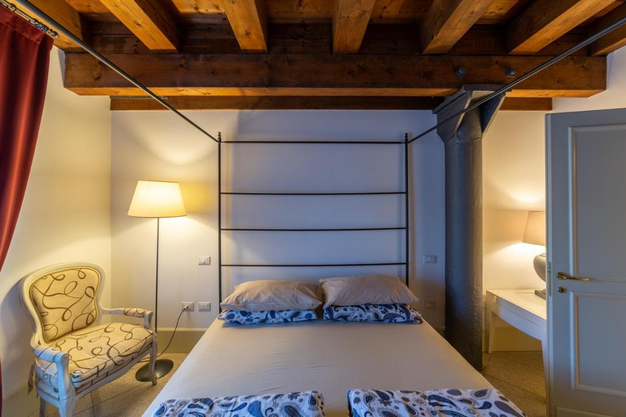 Youatmolino Canal View Apartment Венеція Екстер'єр фото